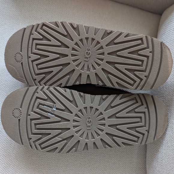 UGG Tazz II Tan Slippers with Red Trim - Picture 5 of 9